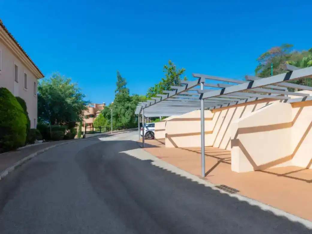 Aparcament de Apartament en venda en Ojén amb Aire condicionat, Piscina i Balcó
