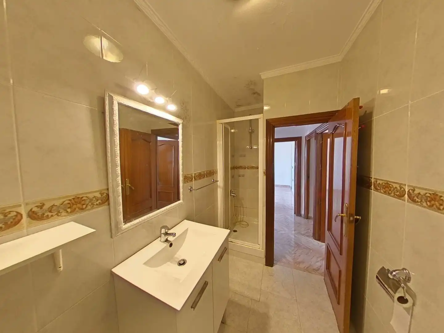 Bathroom of Flat for sale in Málaga  with Terrace and Furnished