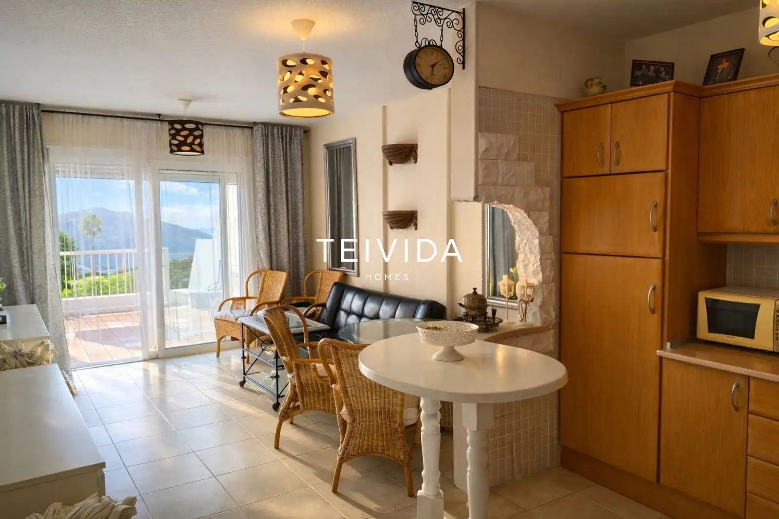 Sala de estar de Piso en venta en Arona con Piscina, Amueblado y Piscina comunitaria