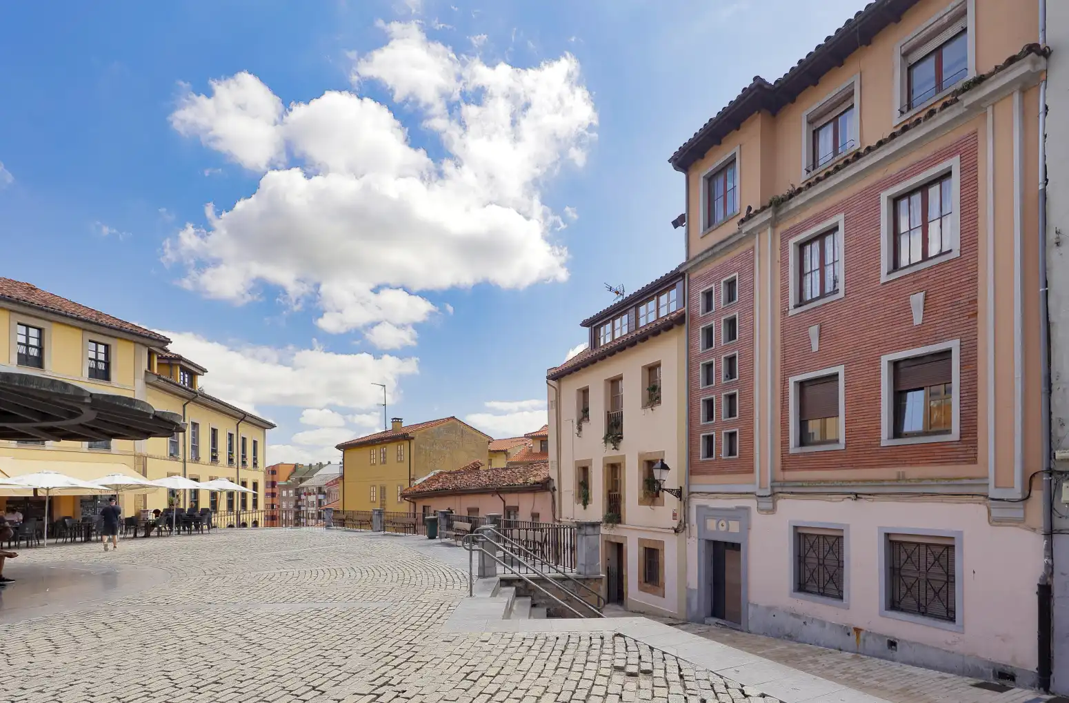 Vista exterior de Casa adosada en venda en Oviedo  amb Calefacció