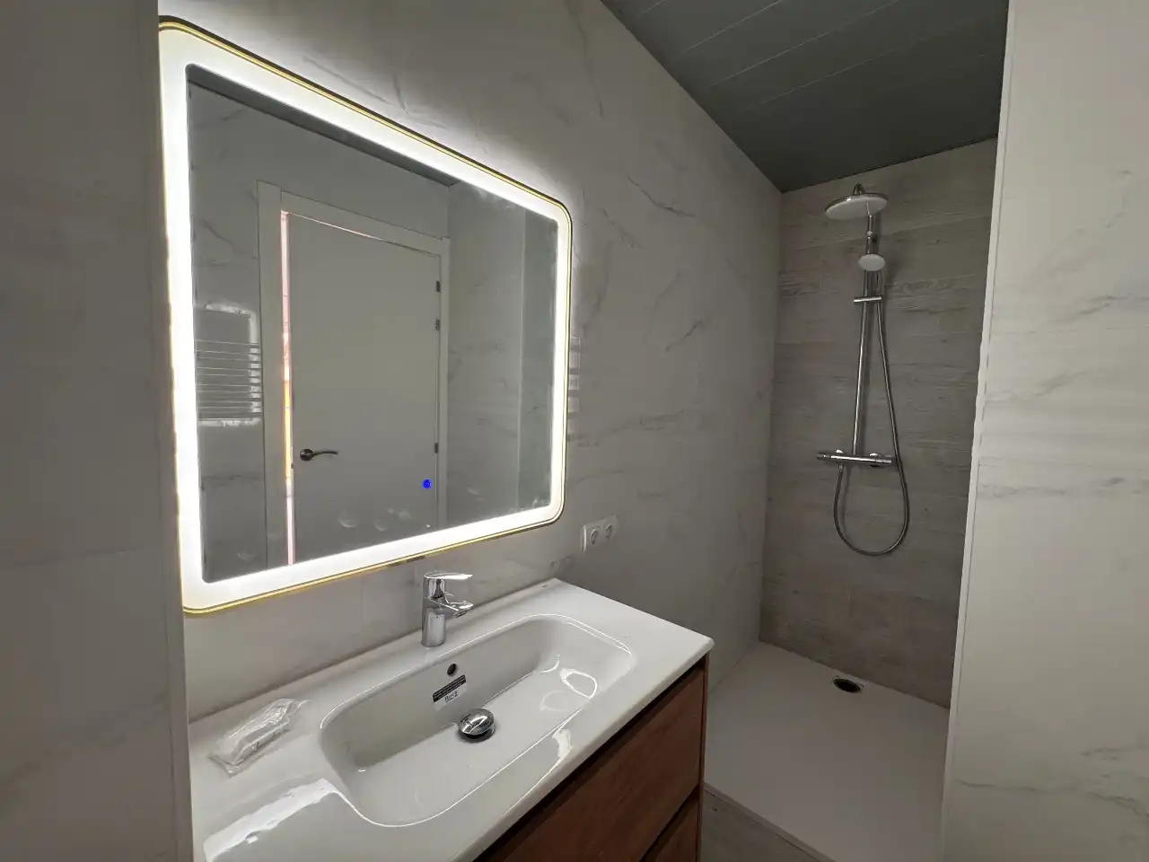 Bathroom of Flat for sale in Palamós  with Air Conditioner, Heating and Parquet flooring
