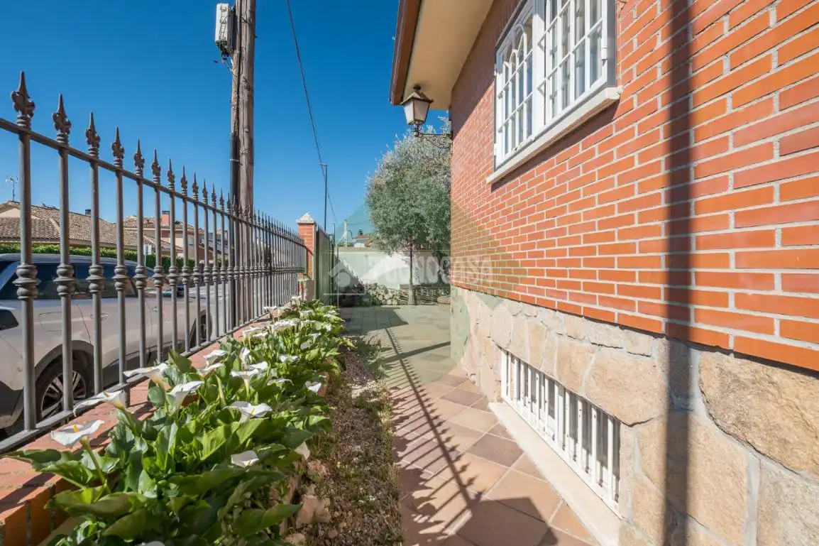 Vista exterior de Casa o chalet en venta en Griñón con Aire acondicionado