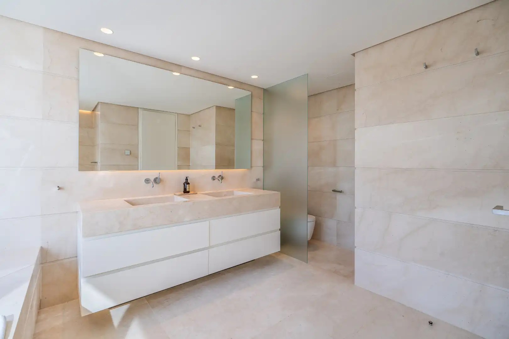 Baño de Dúplex en venta en Marbella con Aire acondicionado, Terraza y Trastero