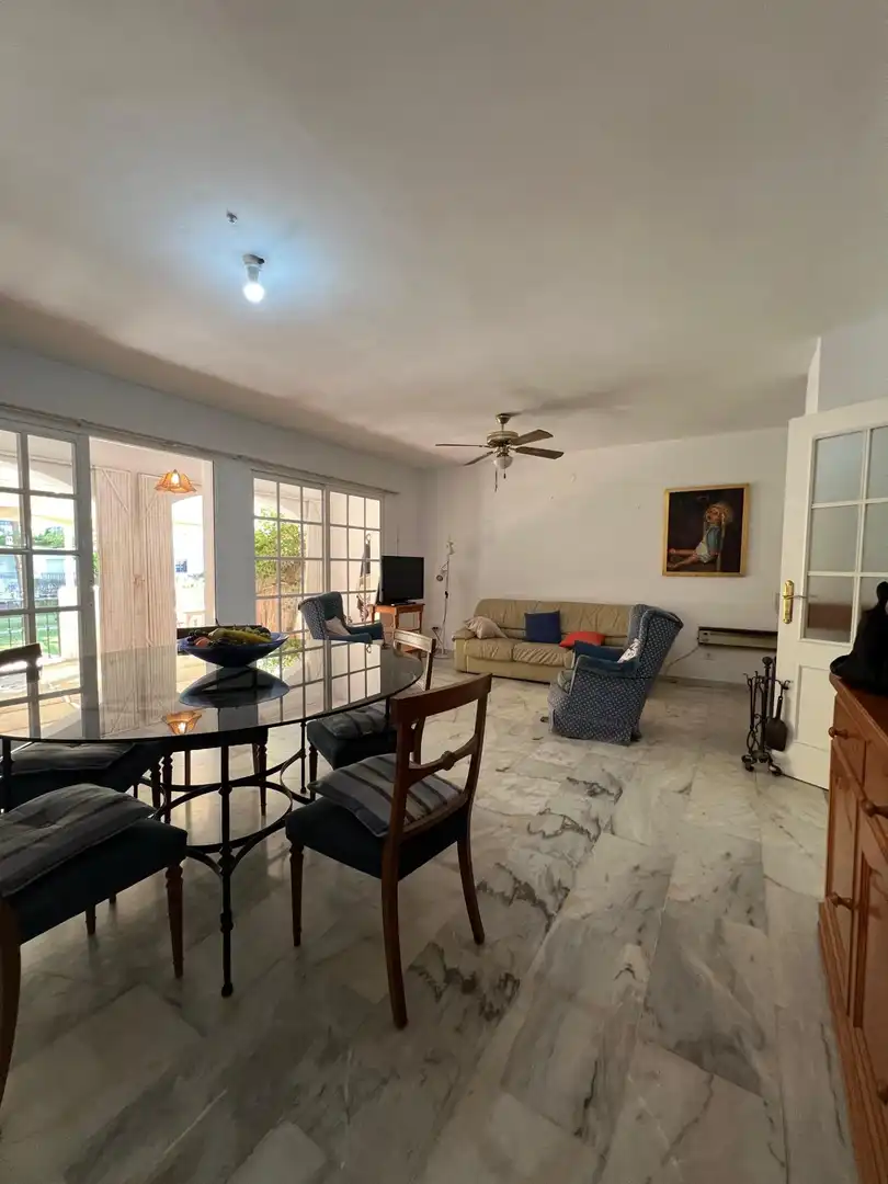 Sala d'estar de Casa adosada en venda en Fuengirola amb Aire condicionat, Jardí privat i Terrassa