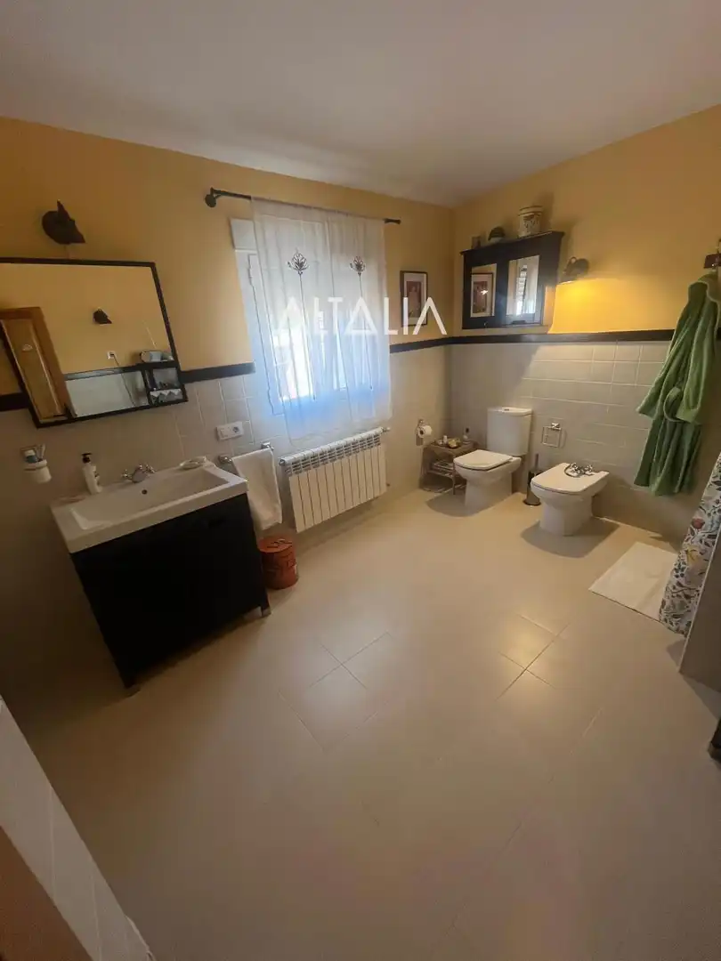 Bany de Casa o xalet en venda en Torrejoncillo del Rey amb Calefacció, Terrassa i Alarma