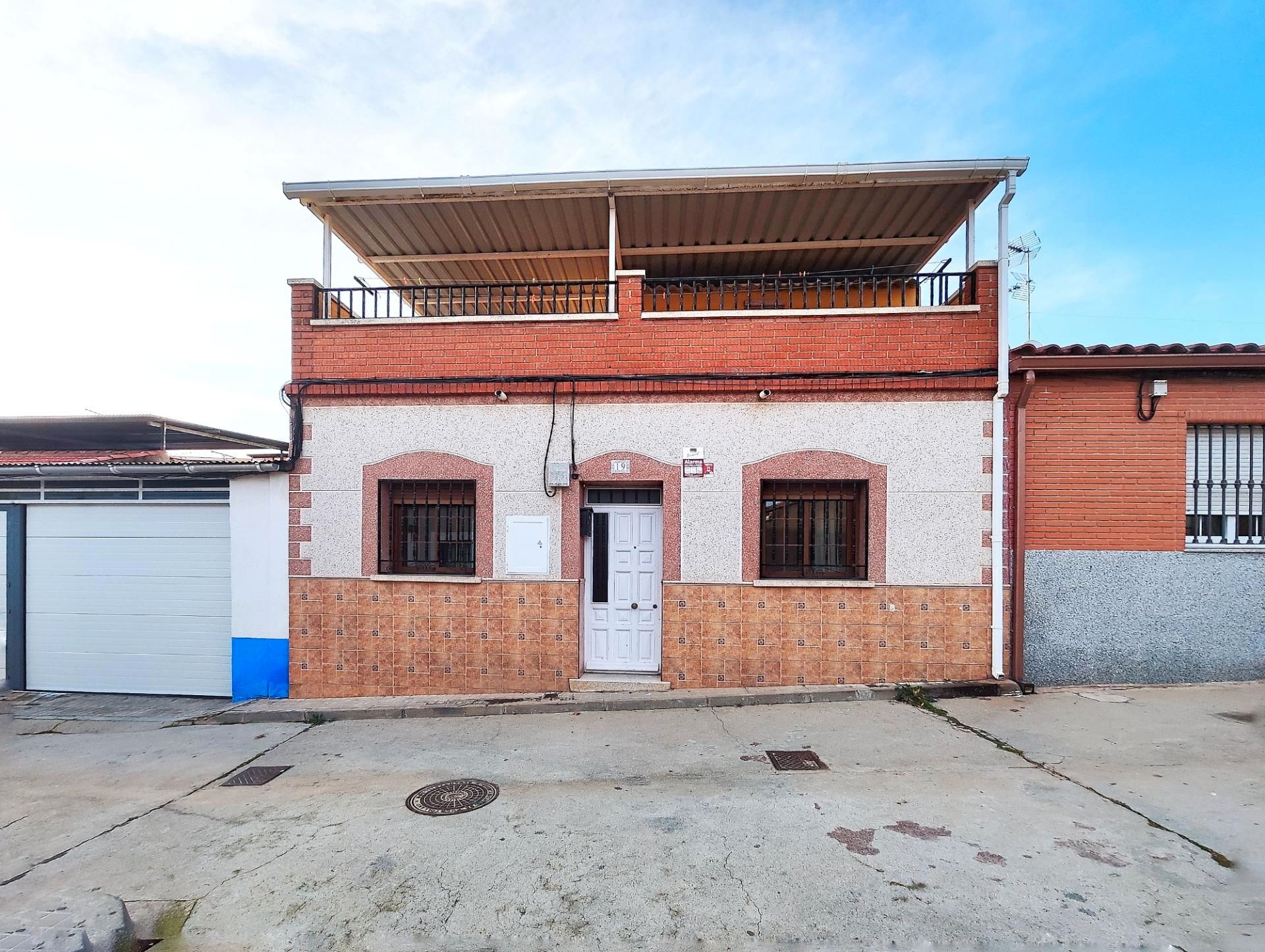 Vista exterior de Casa o xalet en venda en Puertollano amb Aire condicionat, Terrassa i Traster
