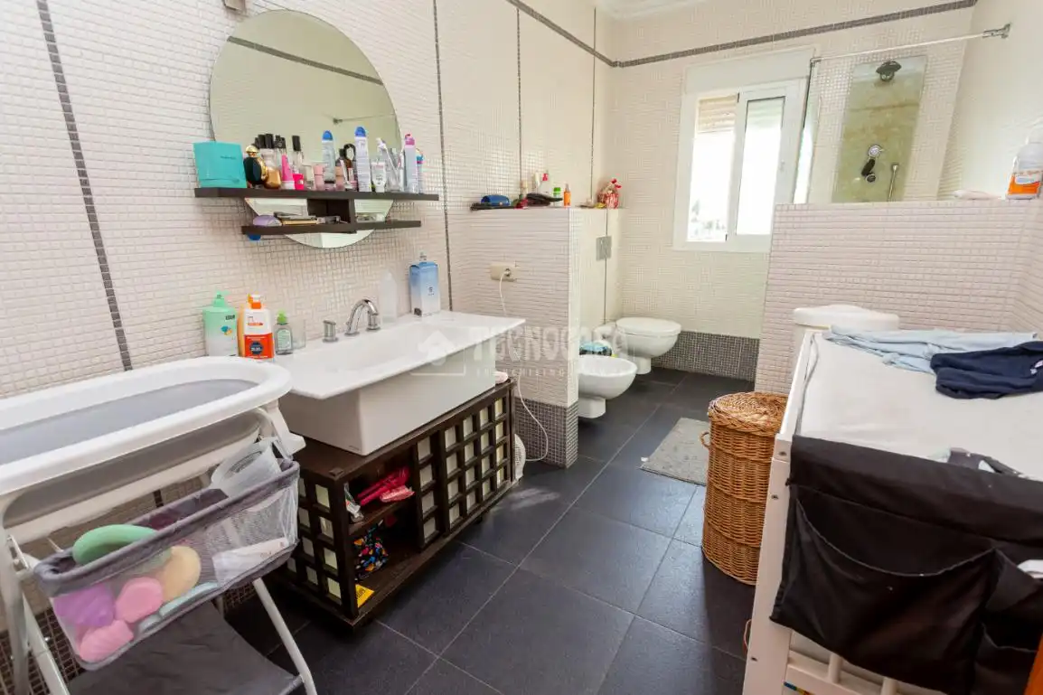 Bathroom of Houses for sale in Algeciras  with Air Conditioner and Swimming Pool
