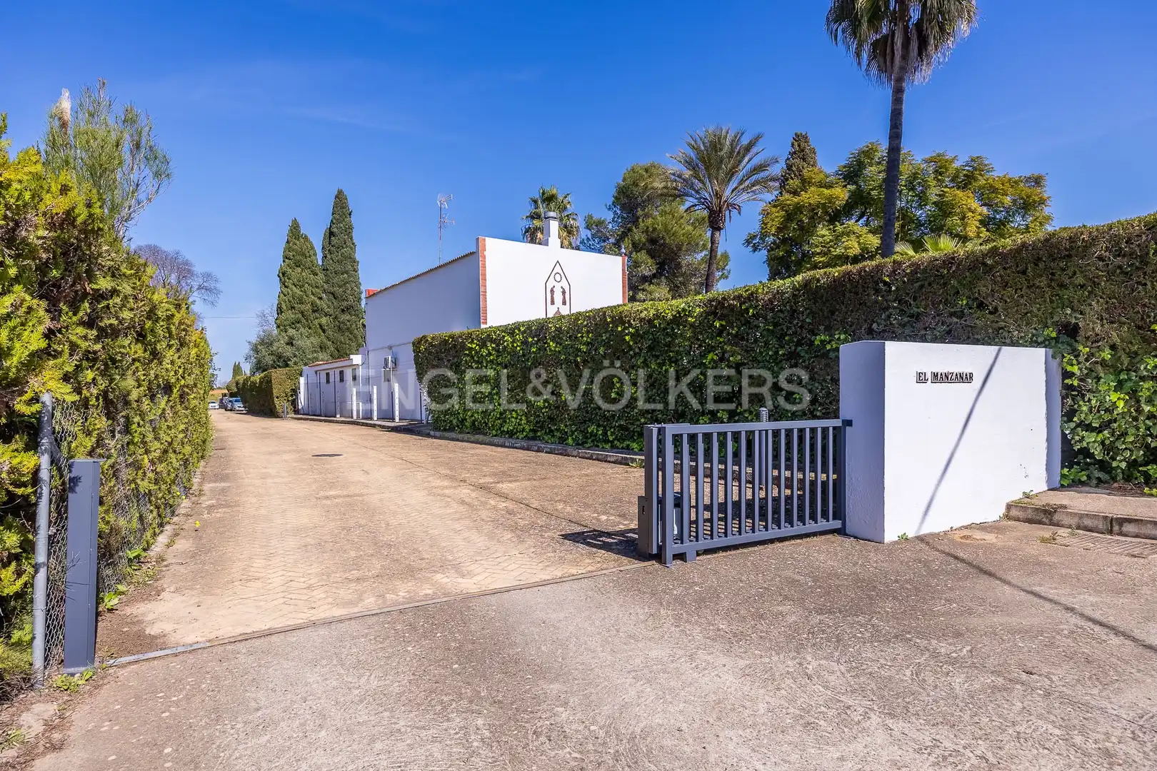 Vista exterior de Casa o xalet en venda en Espartinas amb Aire condicionat, Calefacció i Jardí privat