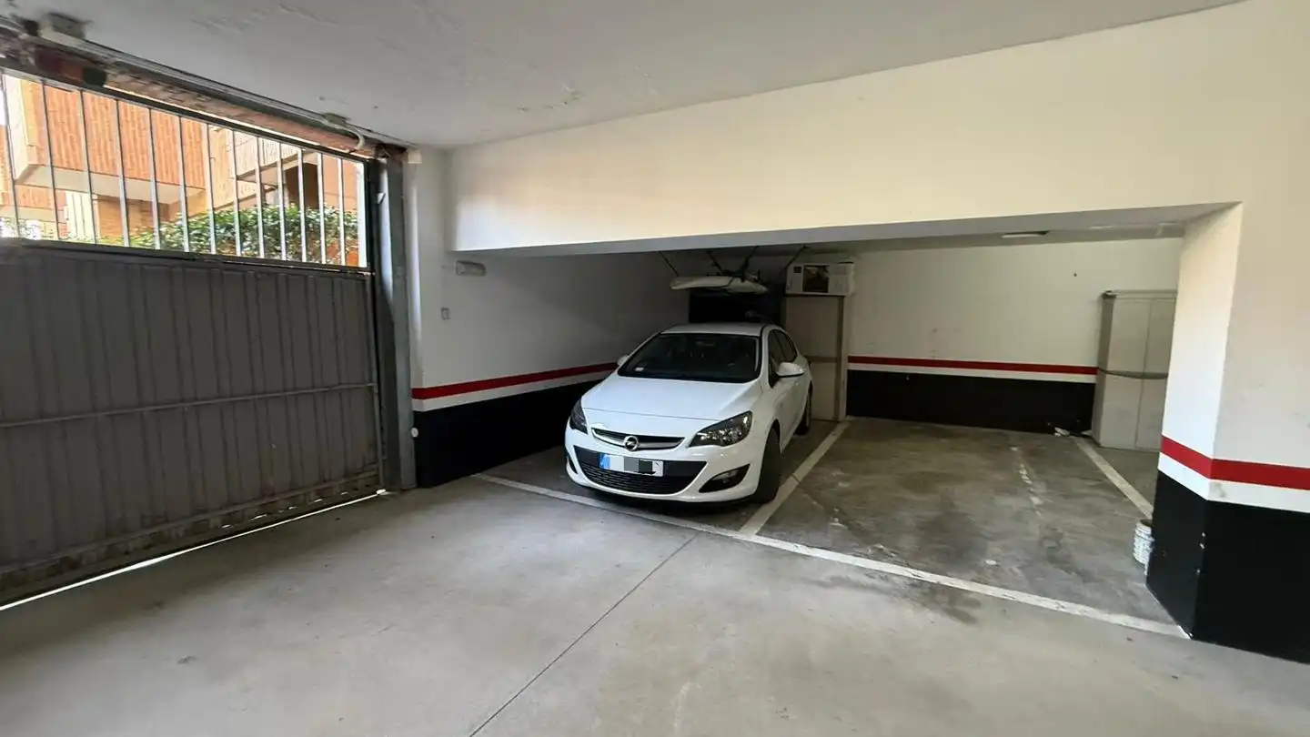 Aparcament de Pis en venda en Castro-Urdiales amb Calefacció, Parquet i Terrassa