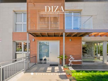 Casa aparellada amb balcó en venda a Montecillo