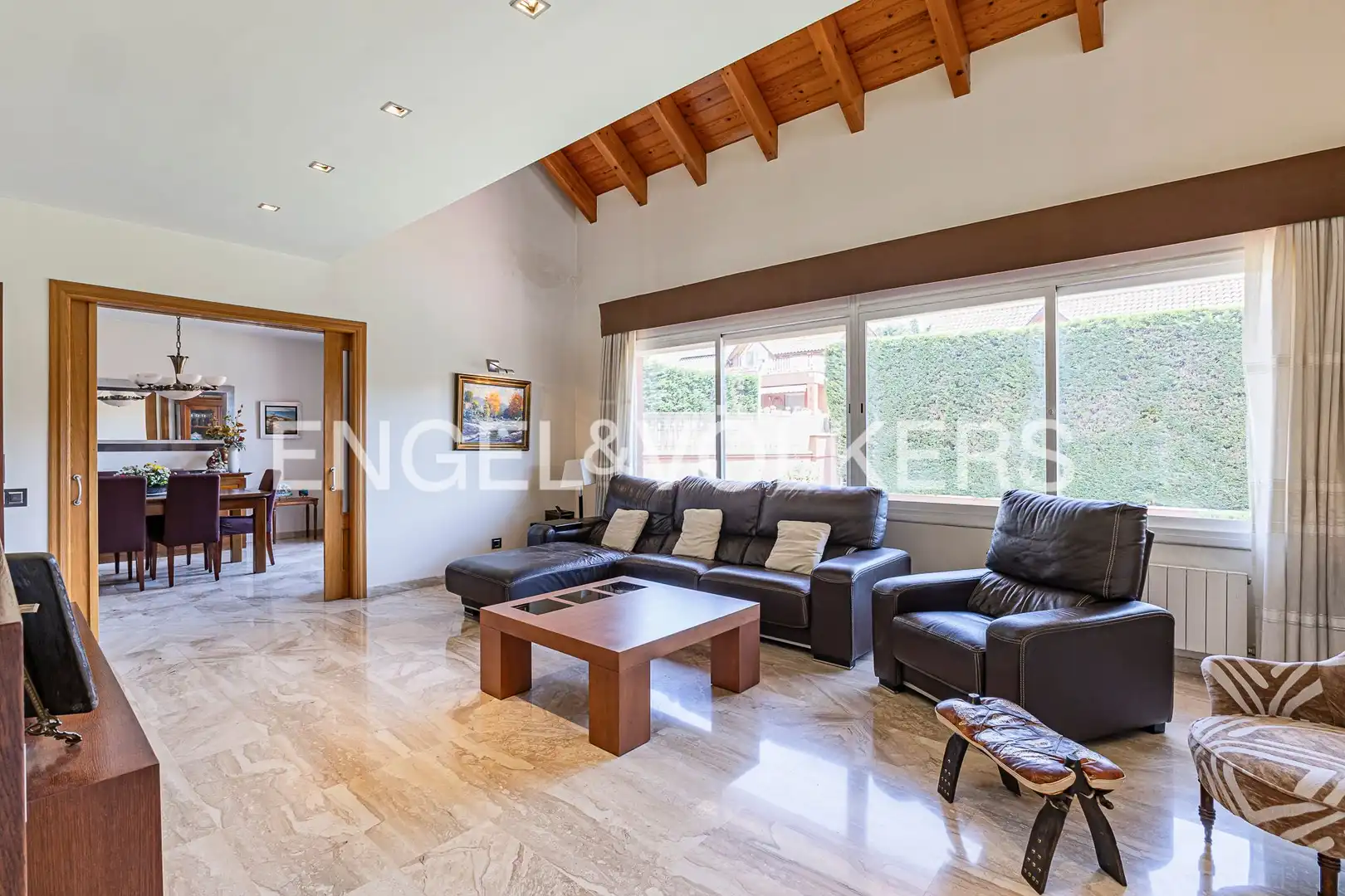 Sala d'estar de Casa o xalet en venda en Sant Cugat del Vallès amb Aire condicionat, Calefacció i Jardí privat