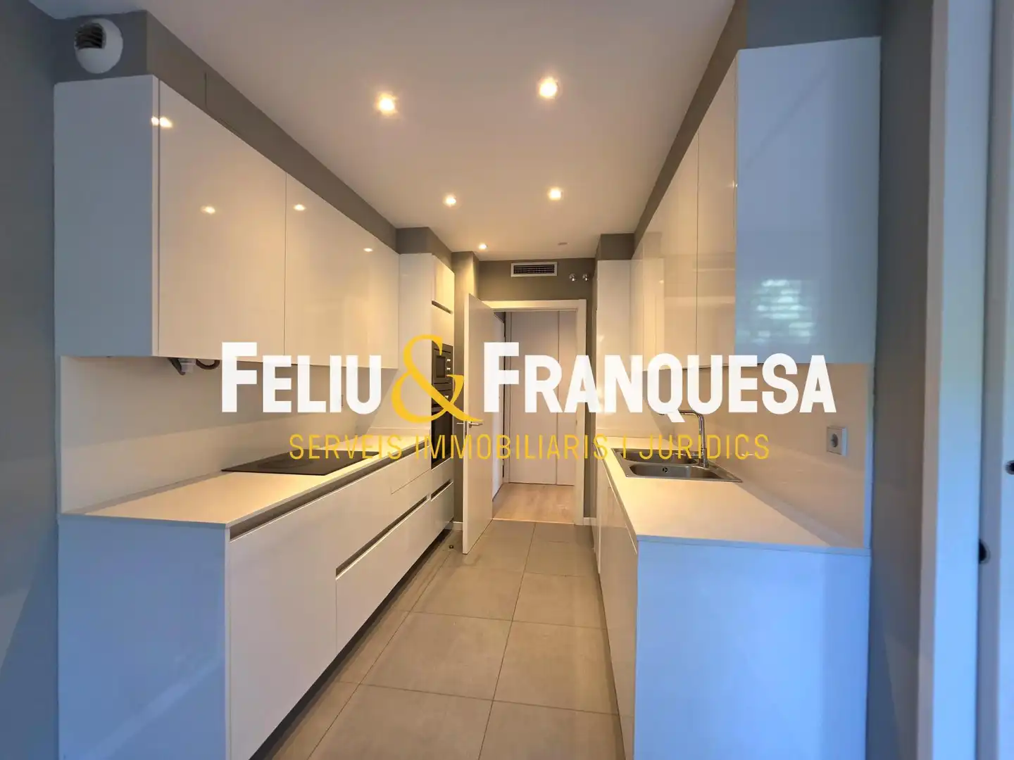 Cocina de Piso en venta en Sant Cugat del Vallès con Calefacción, Jardín privado y Terraza
