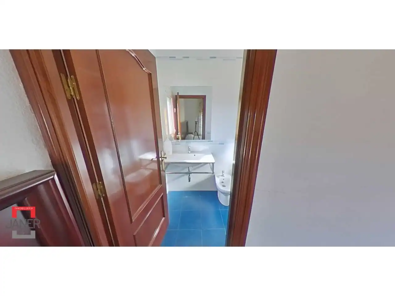 Bany de Casa o xalet en venda en Tomares amb Aire condicionat, Jardí privat i Terrassa