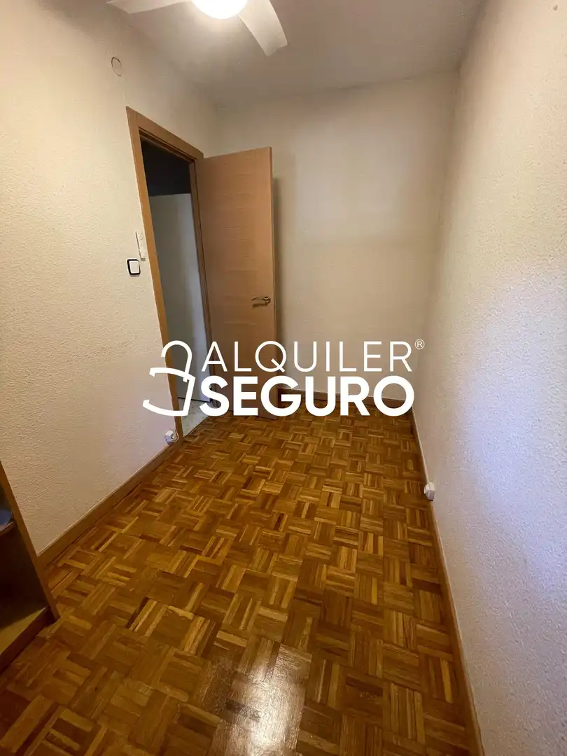 Dormitori de Pis de lloguer en Madrid amb Calefacció, Terrassa i Moblat