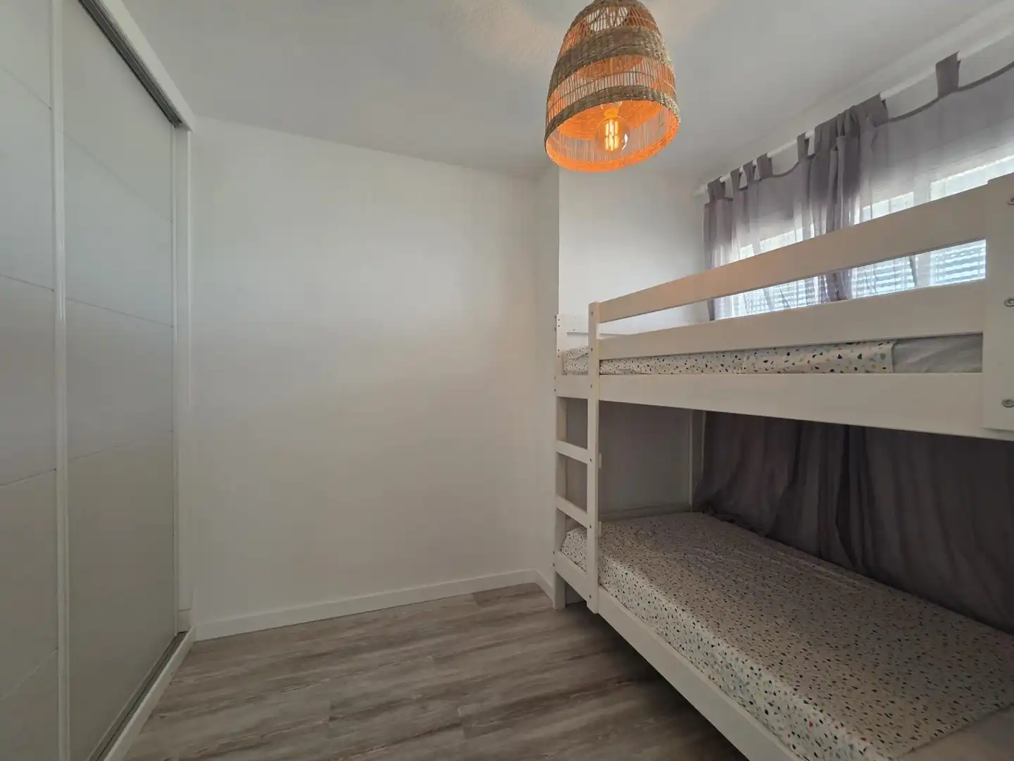 Habitación de Piso de alquiler en Benalmádena con Terraza y Piscina comunitaria