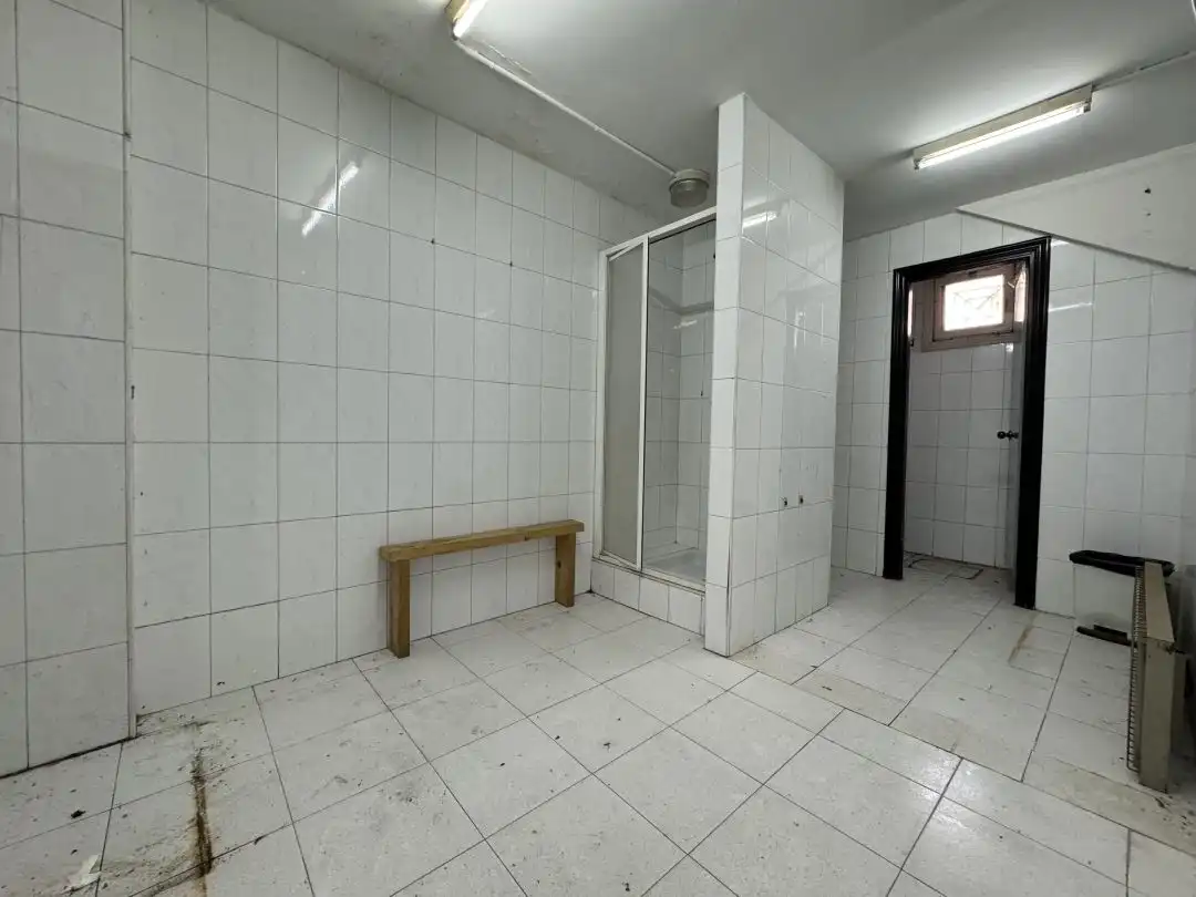 Badezimmer von Fabrikhallen zur Miete in Legazpi