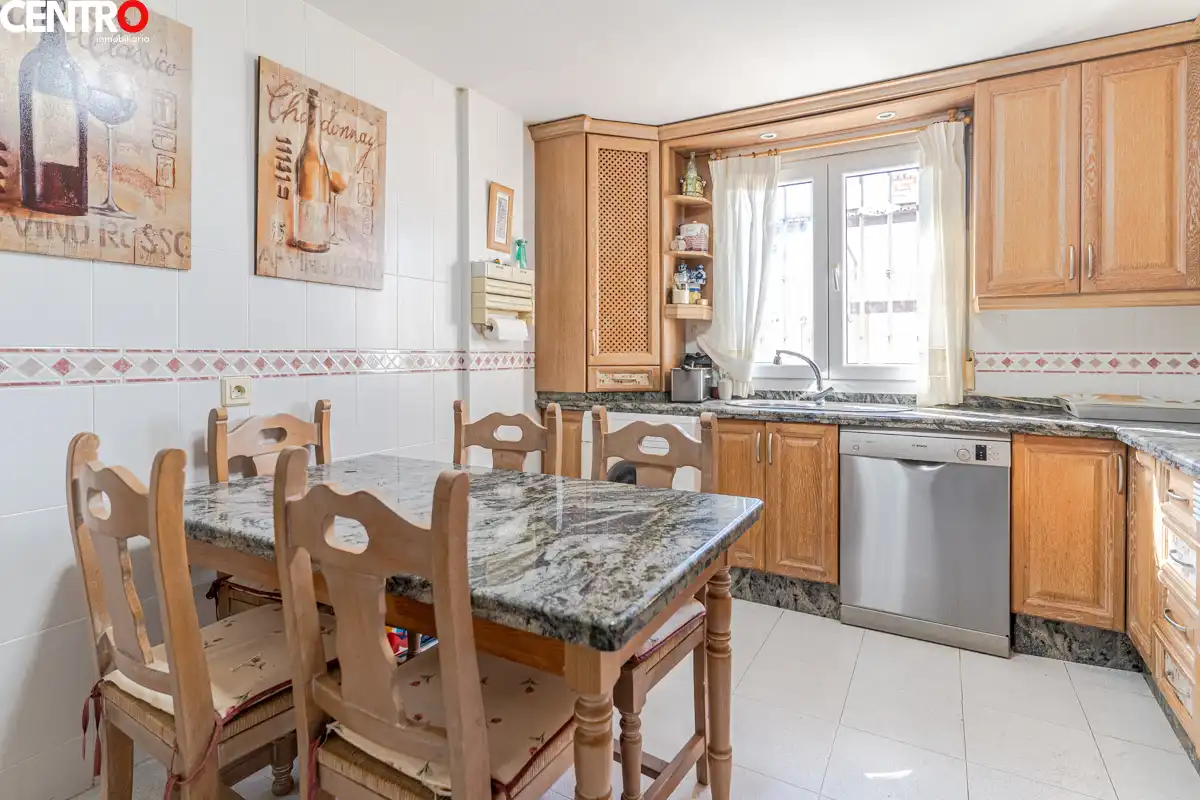 Cocina de Casa o chalet en venta en La Zubia con Aire acondicionado, Calefacción y Jardín privado
