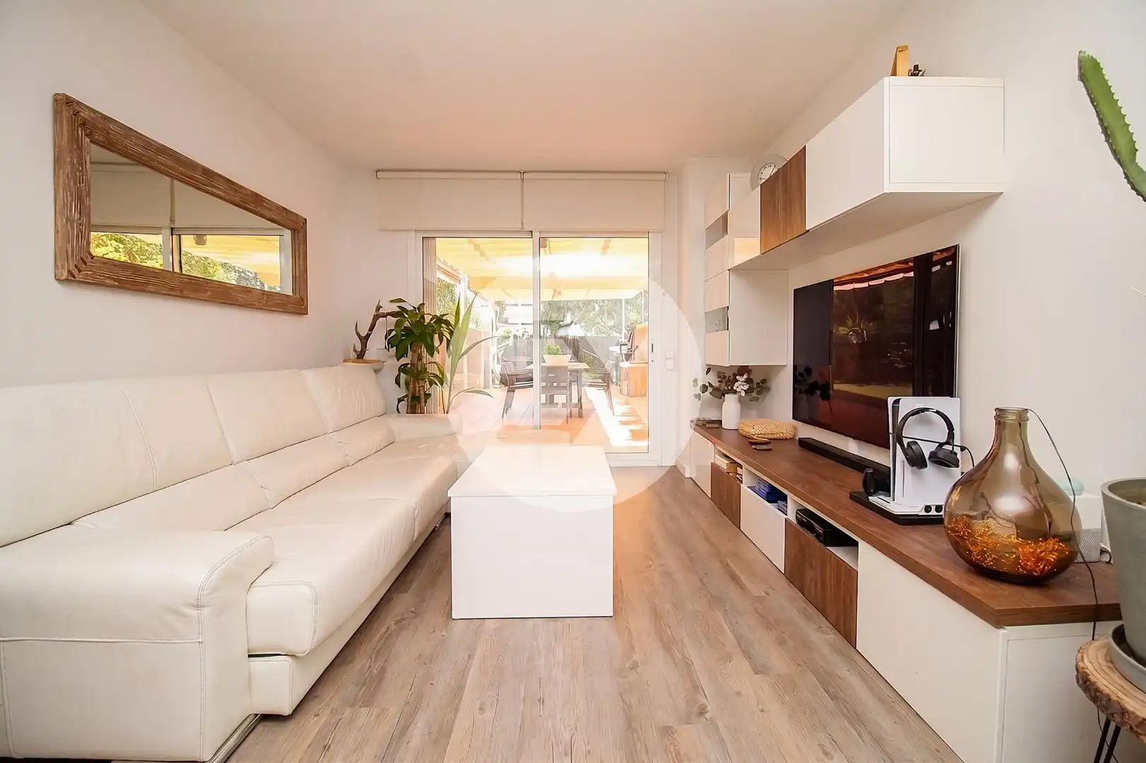 Sala d'estar de Planta baixa en venda en Castelldefels amb Jardí privat i Parquet
