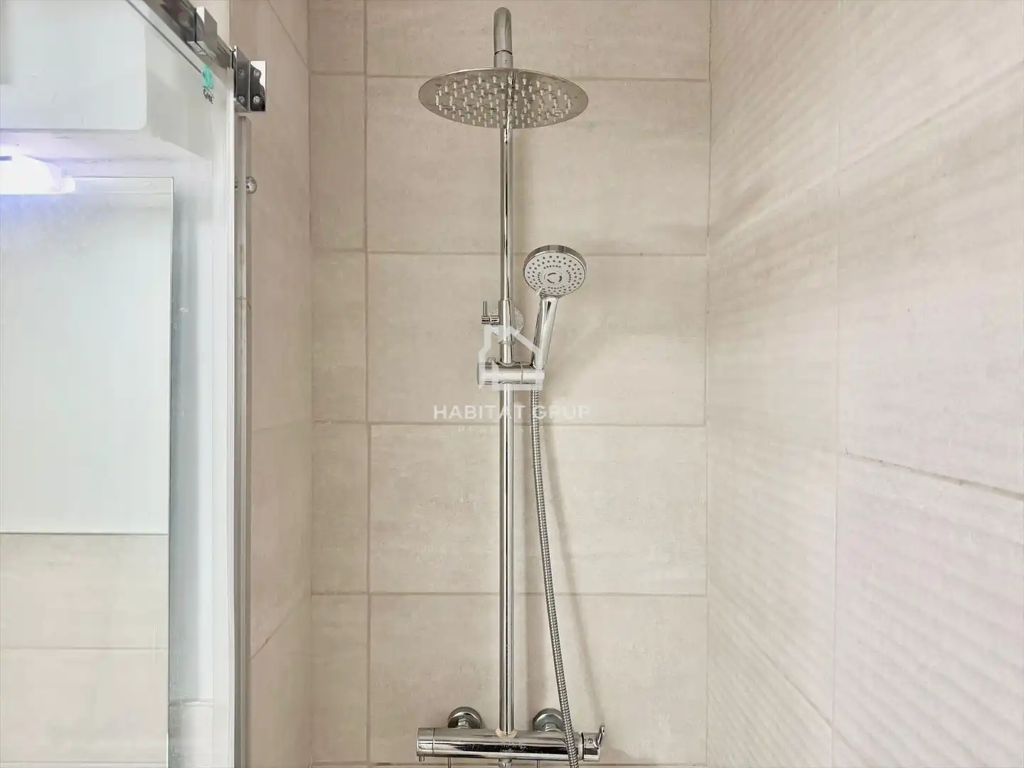 Badezimmer von Wohnung zum Verkauf in Girona mit Heizung, Privatgarten und Abstellraum