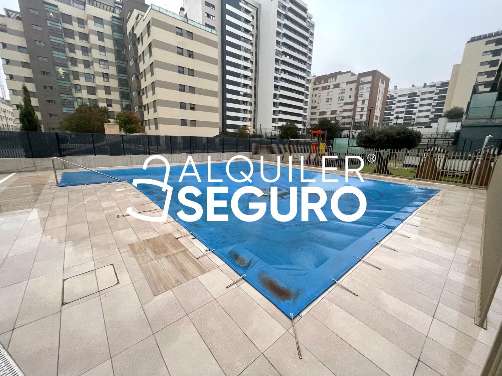 Swimming pool of Flat to rent in  Madrid Capital  with Air Conditioner, Heating and Terrace
