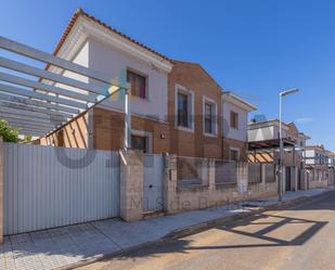 Exterior view of Single-family semi-detached for sale in Badajoz Capital  with Air Conditioner, Heating and Terrace