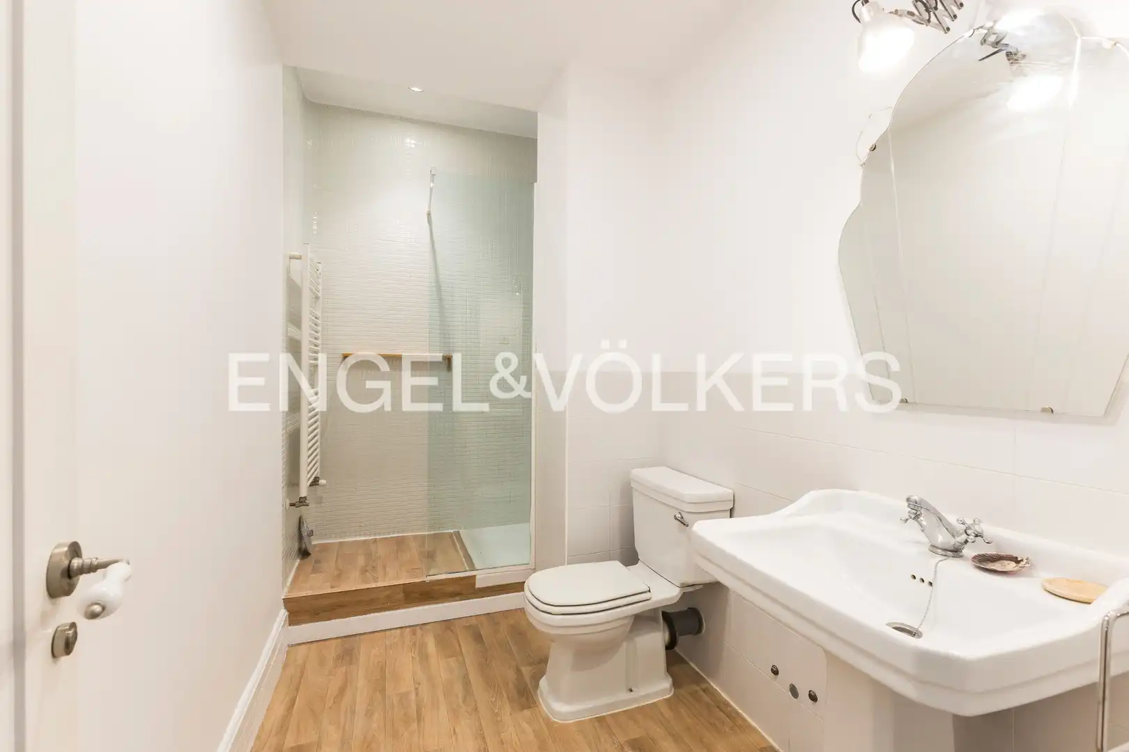 Baño de Piso de alquiler en Madrid con Calefacción, Parquet y Balcón