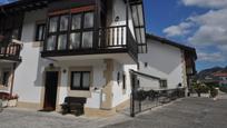 Vista exterior de Casa adosada en venda en Castro-Urdiales amb Calefacció, Parquet i Terrassa