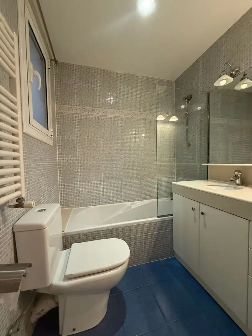 Bathroom of Flat for sale in Barcelona  with Air Conditioner, Heating and Furnished