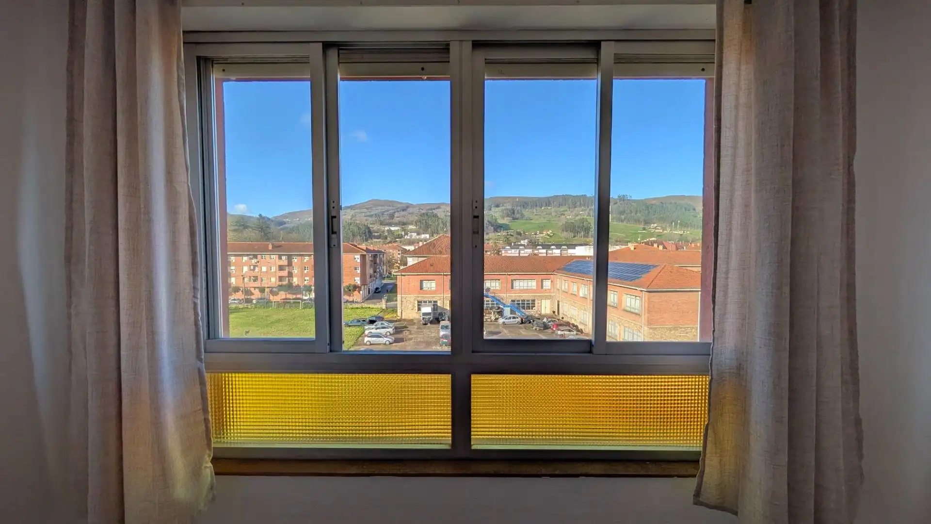 Vista exterior de Piso en venta en Los Corrales de Buelna  con Parquet