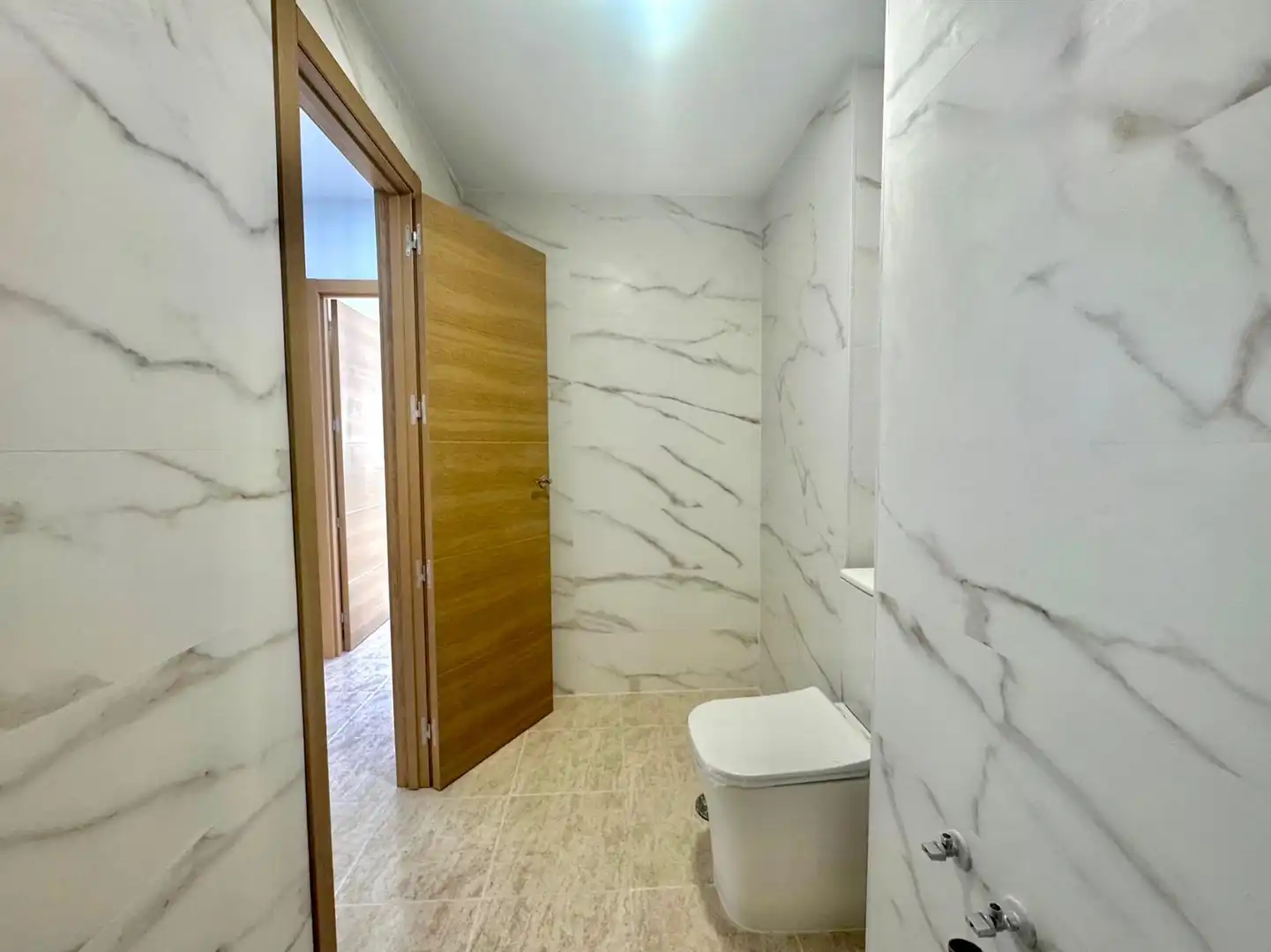 Baño de Piso en venta en Roquetas de Mar con Jardín privado, Terraza y Piscina comunitaria