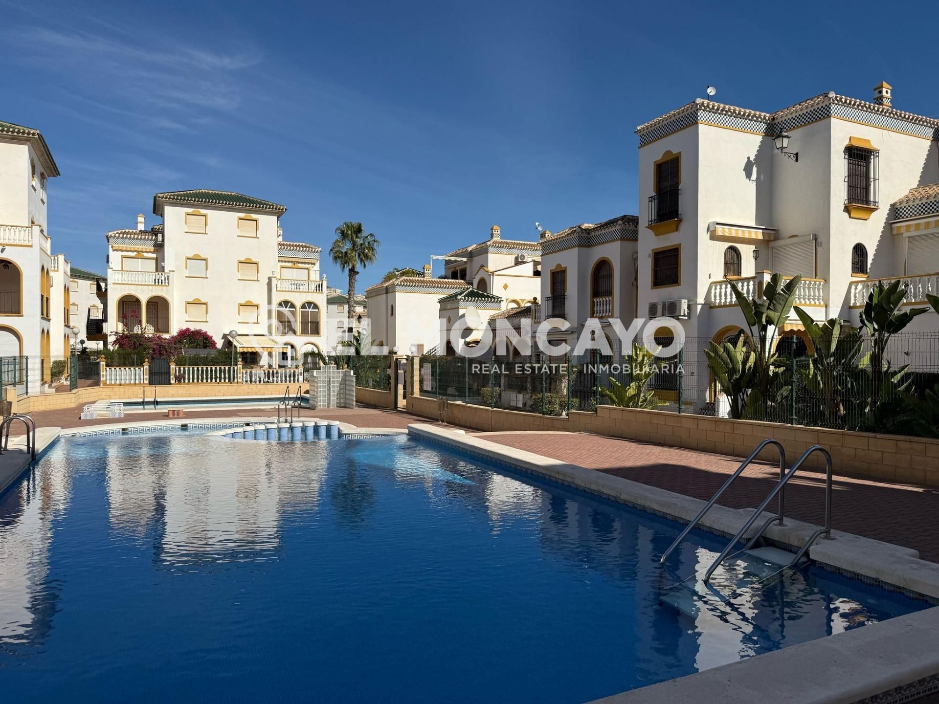 Vista exterior de Casa o xalet en venda en Torrevieja amb Jardí privat, Terrassa i Traster