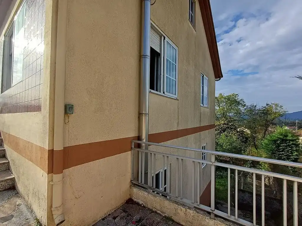 Vista exterior de Casa o xalet en venda en Mondariz amb Calefacció, Jardí privat i Parquet