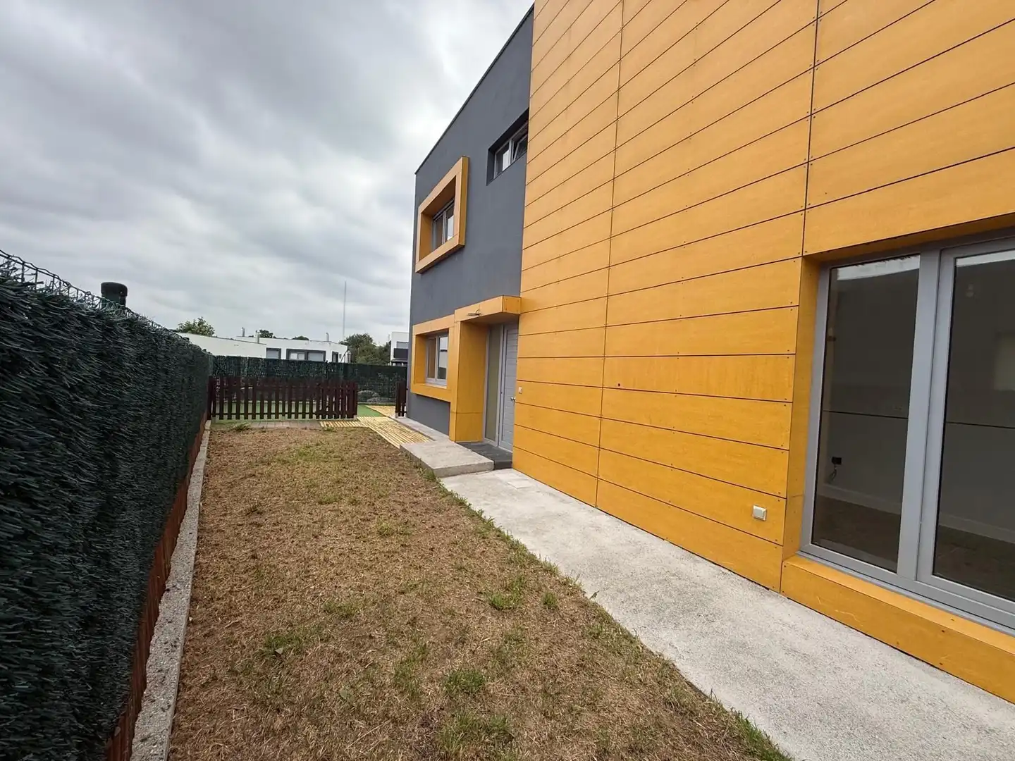 Vista exterior de Casa adosada en venta en Lugo con Calefacción y Jardín privado