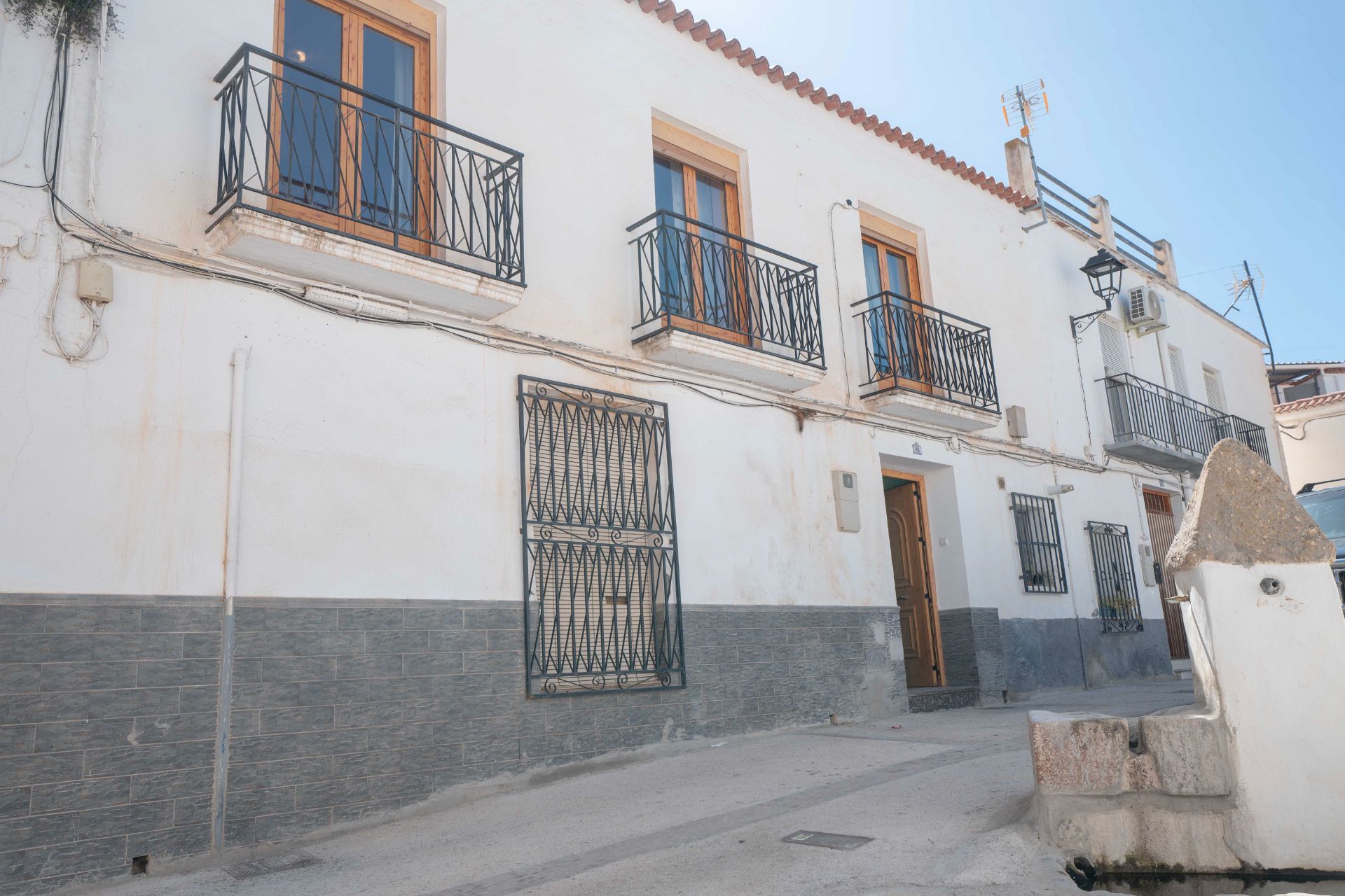Vista exterior de Casa adosada en venda en Alcolea amb Jardí privat, Moblat i Balcó