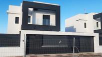 Vista exterior de Casa o xalet en venda en Castilblanco de los Arroyos amb Jardí privat, Terrassa i Piscina