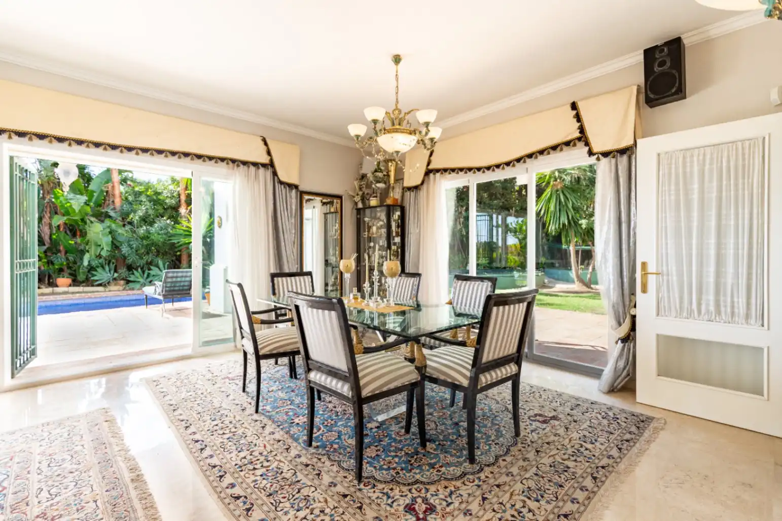 Menjador de Casa o xalet en venda en Marbella amb Aire condicionat, Calefacció i Jardí privat