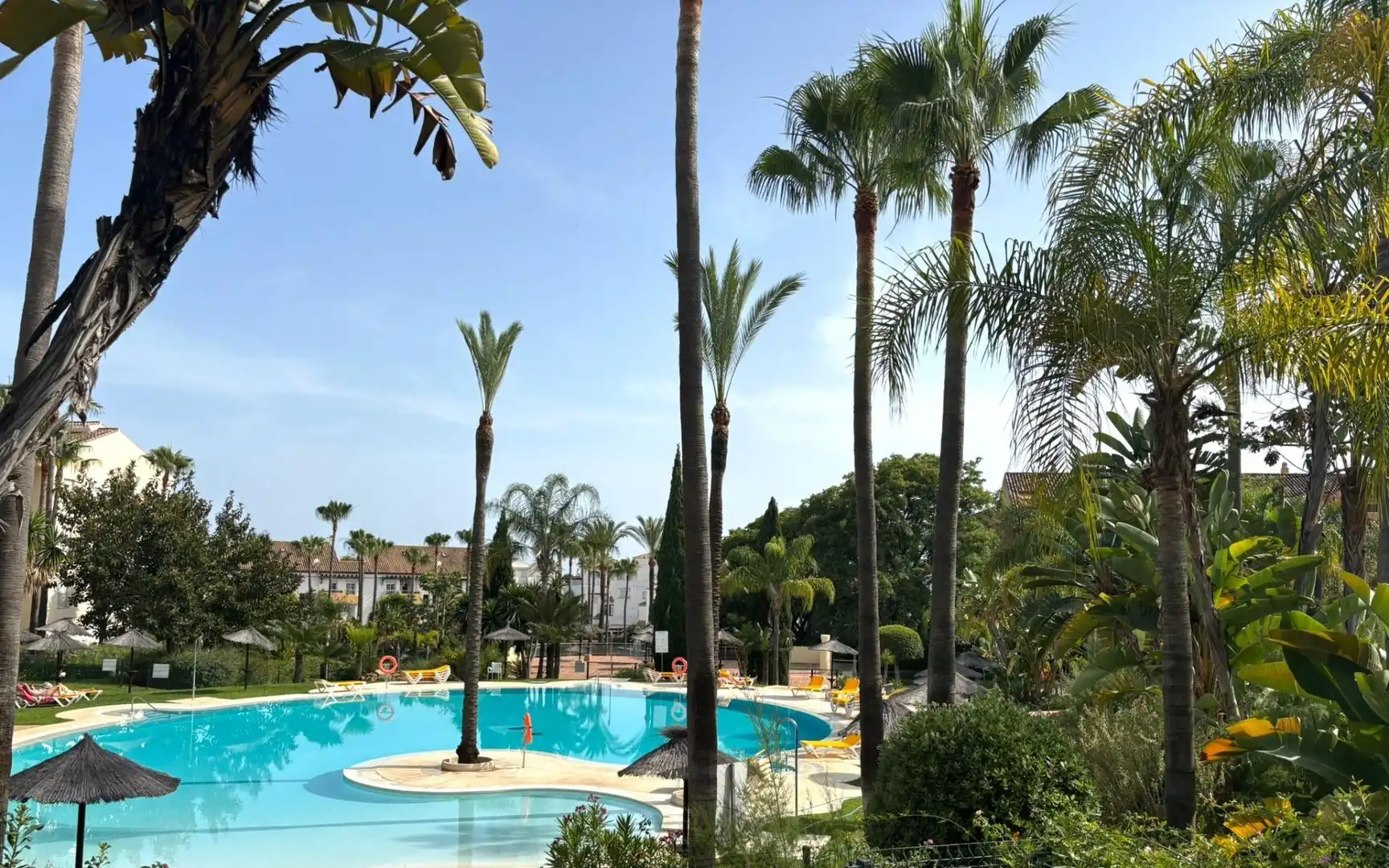 Vista exterior de Apartamento de alquiler en Marbella con Aire acondicionado, Terraza y Piscina comunitaria