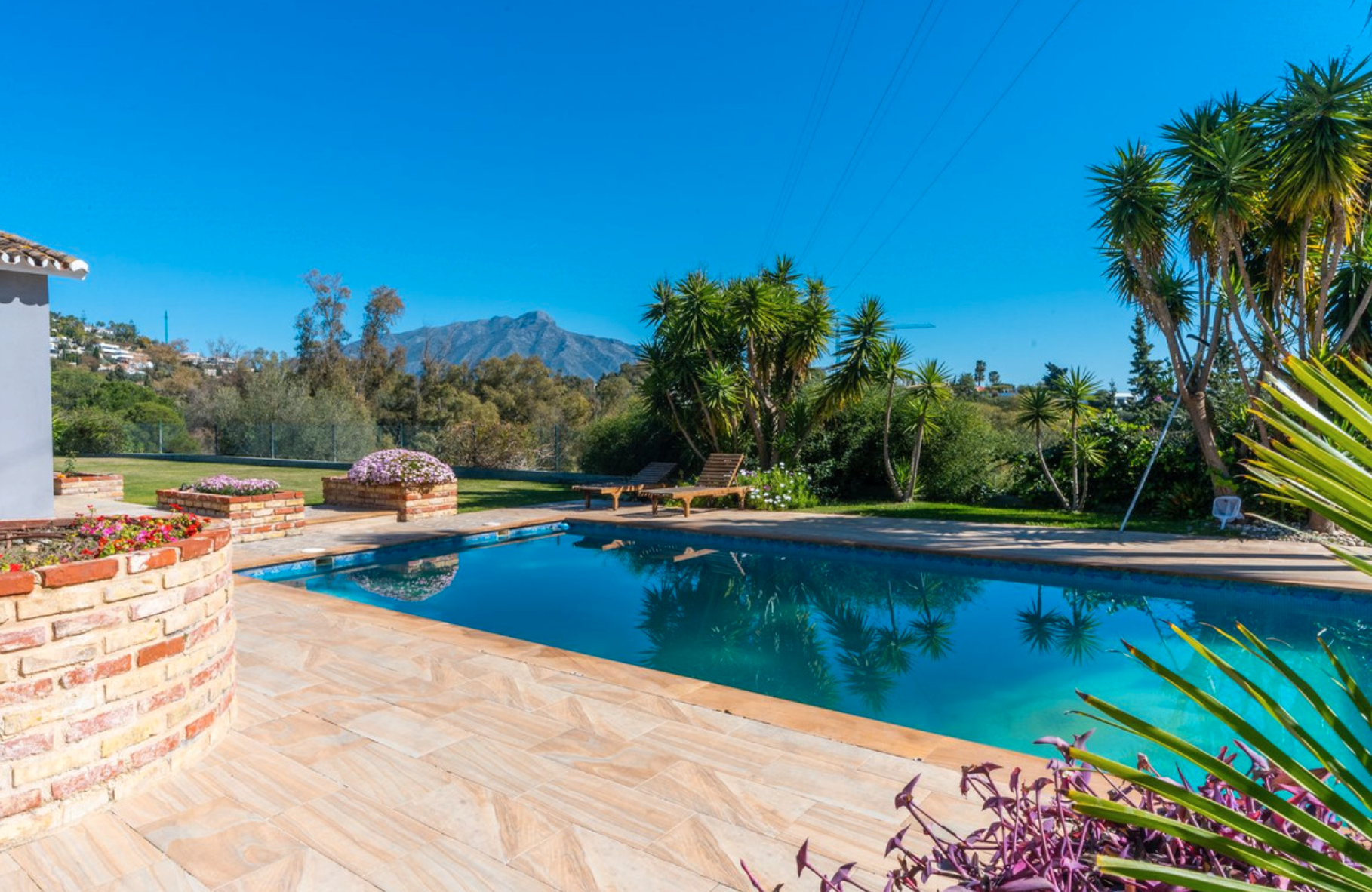 Swimming pool of House or chalet for sale in Marbella  with Air Conditioner, Heating and Private garden