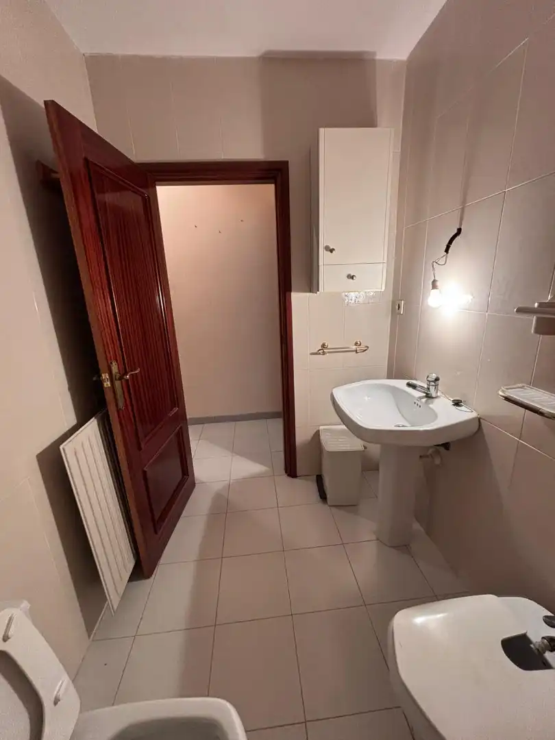 Baño de Casa adosada en venta en Sant Esteve Sesrovires con Calefacción, Terraza y Trastero