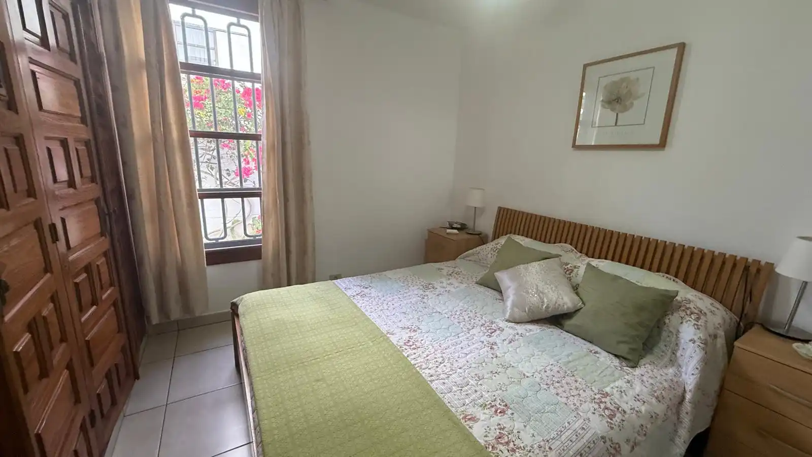 Schlafzimmer von Erdgeschoss zum Verkauf in Arona mit Privatgarten, Terrasse und Abstellraum