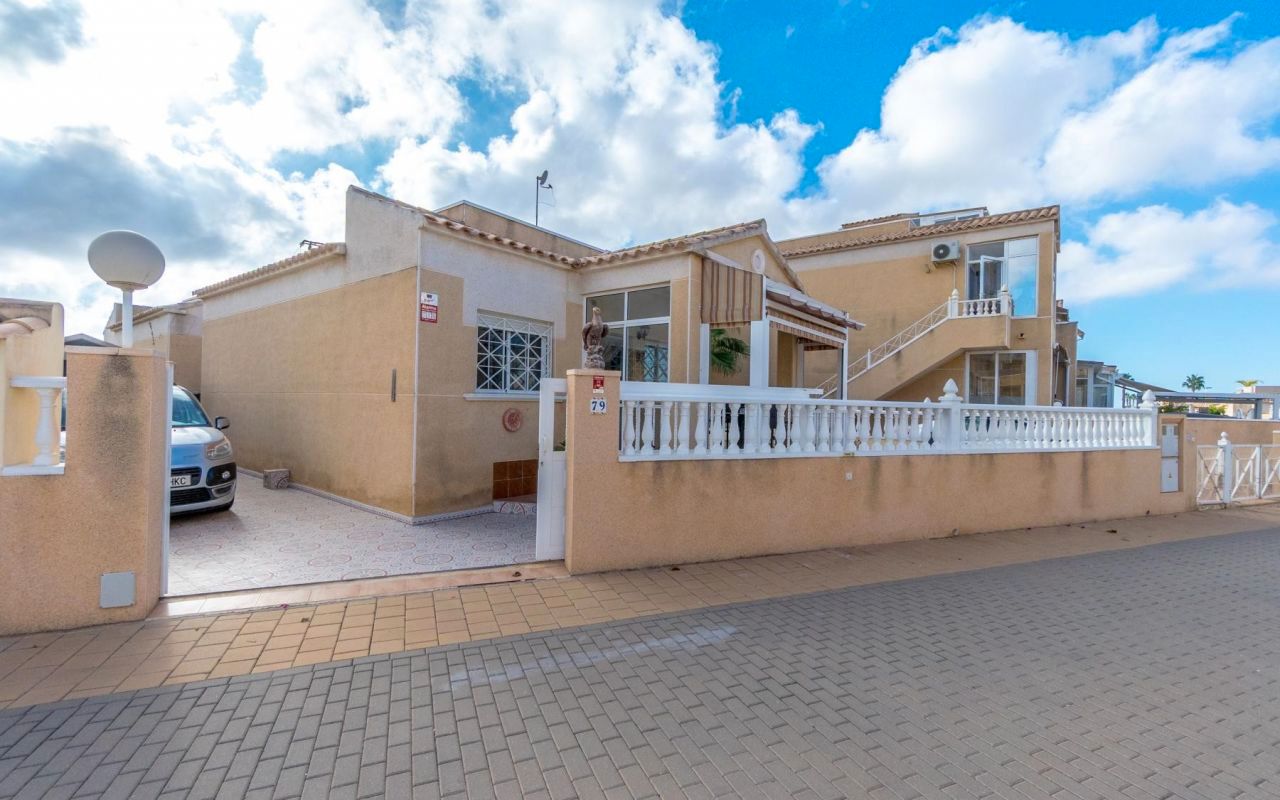 Vista exterior de Casa o xalet en venda en Torrevieja amb Aire condicionat, Terrassa i Moblat