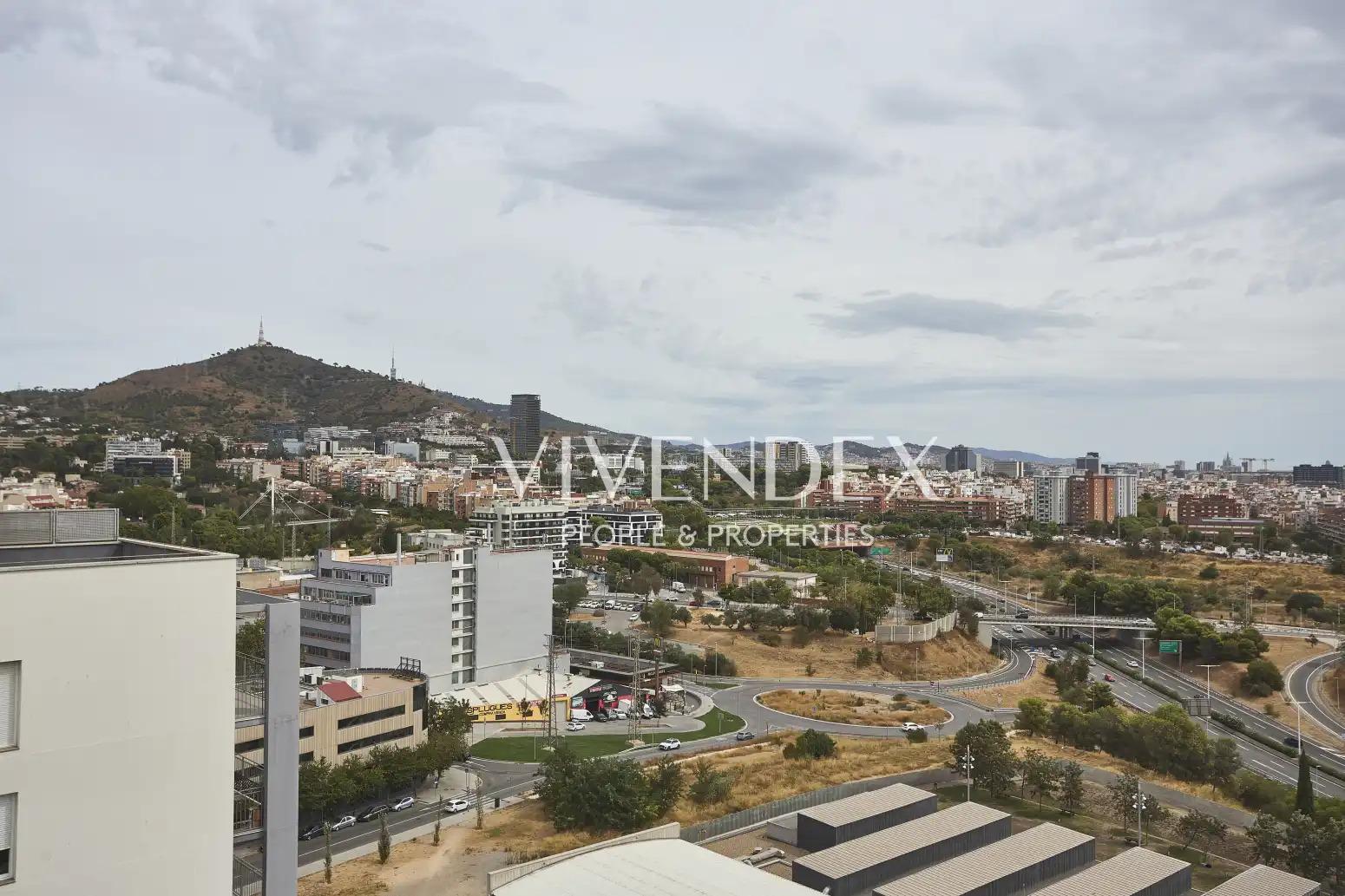Vista exterior de Àtic en venda en L'Hospitalet de Llobregat amb Aire condicionat, Calefacció i Parquet