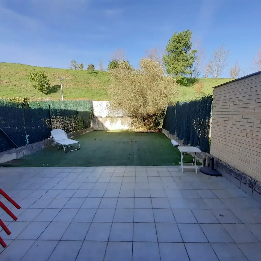 Garten von Einfamilien-Reihenhaus zum Verkauf in Esteribar mit Heizung, Privatgarten und Terrasse