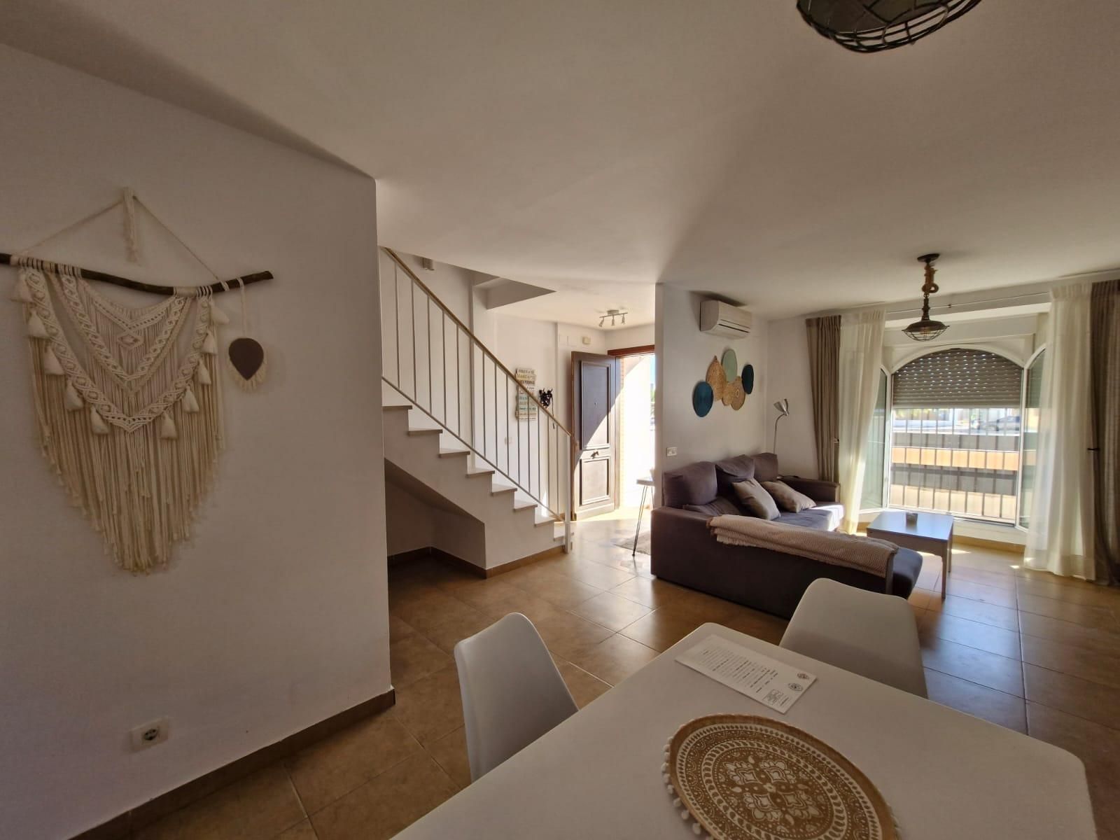 Sala d'estar de Casa adosada de lloguer en Chiclana de la Frontera amb Piscina comunitària