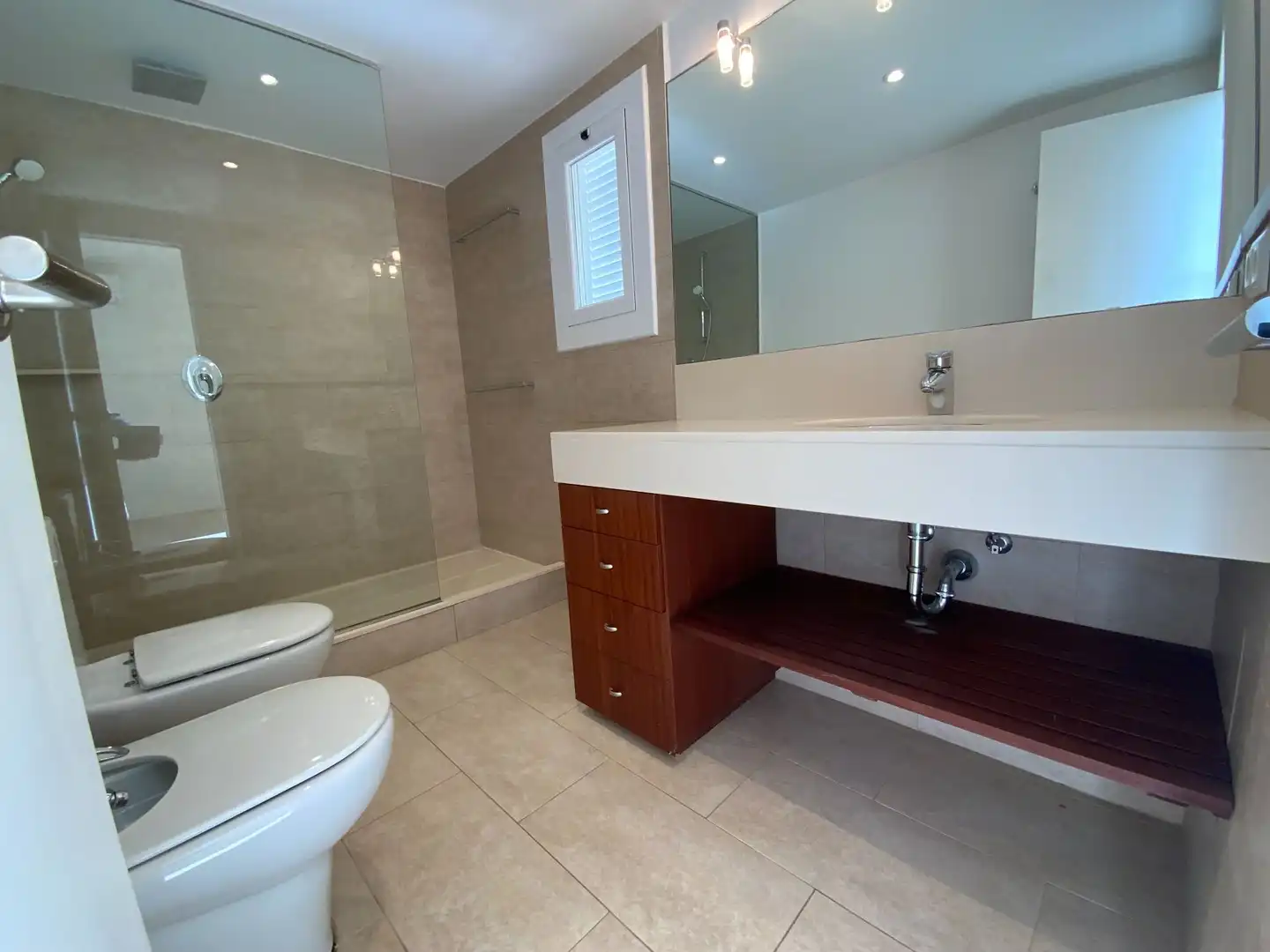 Badezimmer von Dachboden zum Verkauf in Sant Vicenç de Montalt mit Klimaanlage, Heizung und Abstellraum