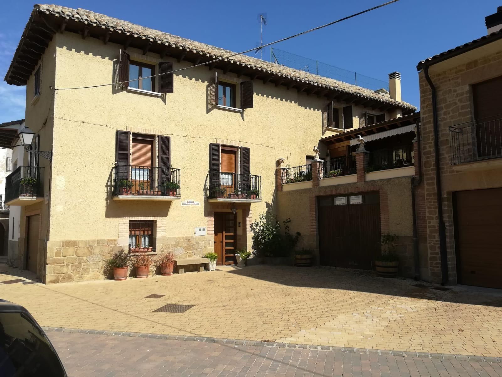 Vista exterior de Casa o xalet en venda en Obanos amb Parquet, Terrassa i Piscina