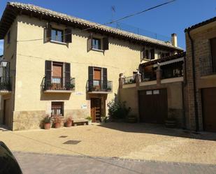 Vista exterior de Casa o xalet en venda en Obanos amb Parquet, Terrassa i Piscina