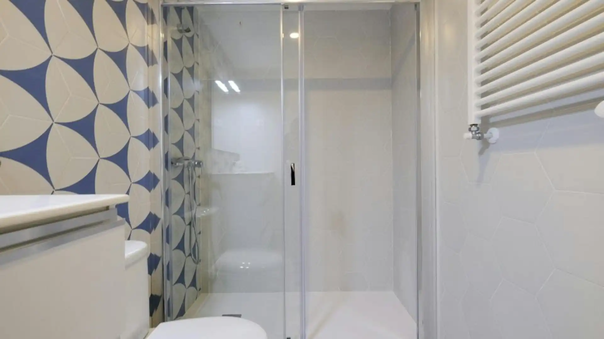 Bathroom of Flat for rent in Madrid  with Heating, Furnished and Washing machine