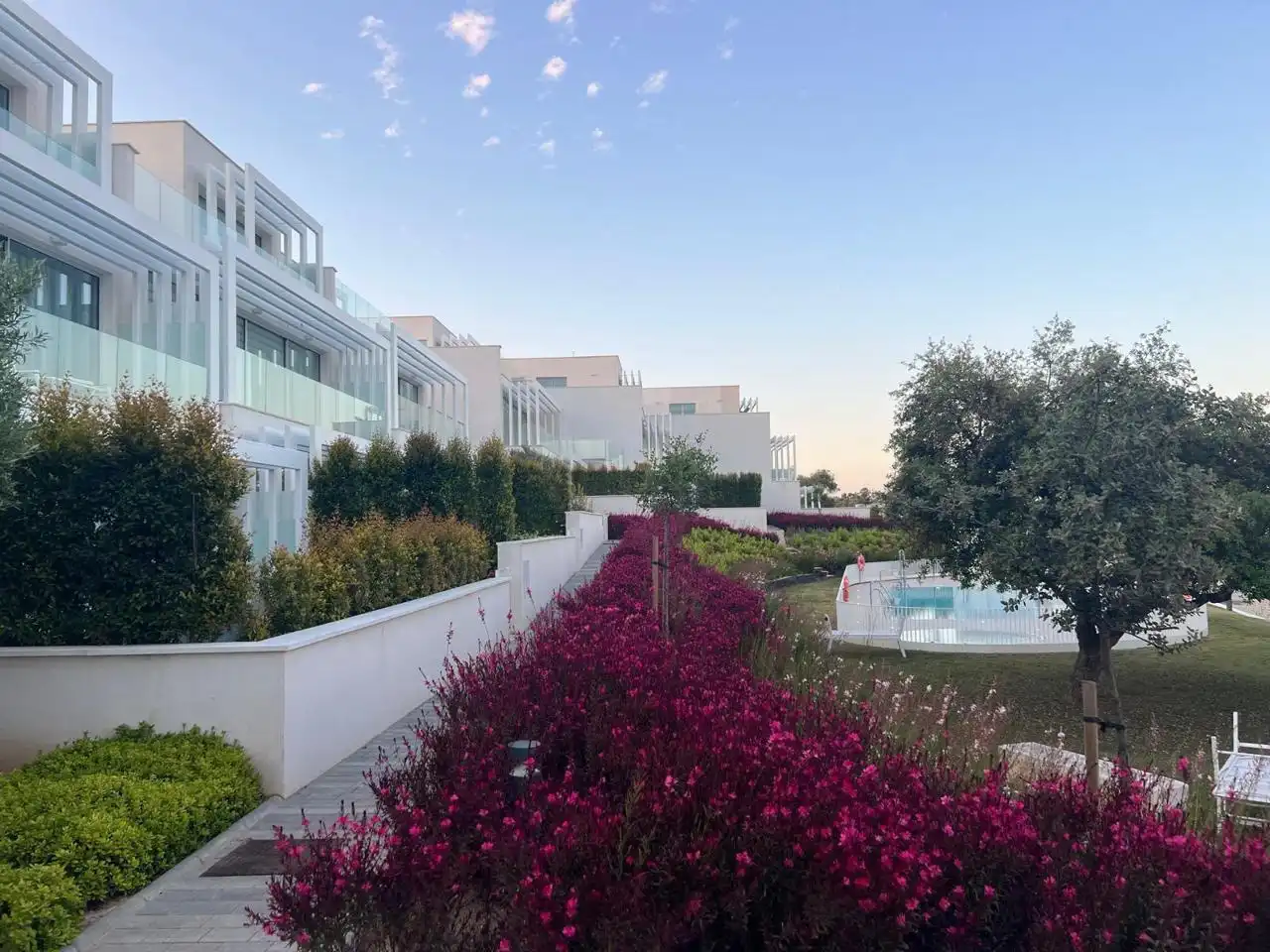 Vista exterior de Casa adosada en venda en Sotogrande amb Aire condicionat, Calefacció i Jardí privat