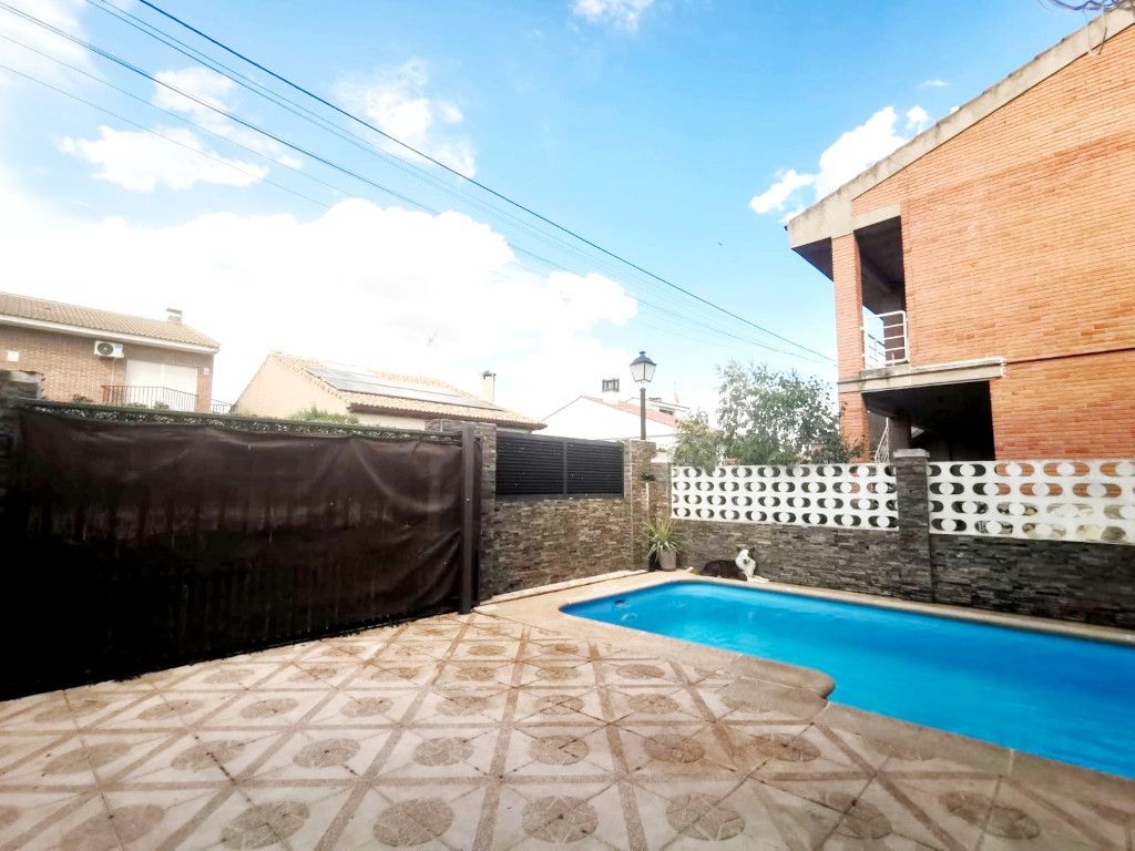 Swimming pool of House or chalet for sale in Camarma de Esteruelas  with Air Conditioner, Heating and Private garden